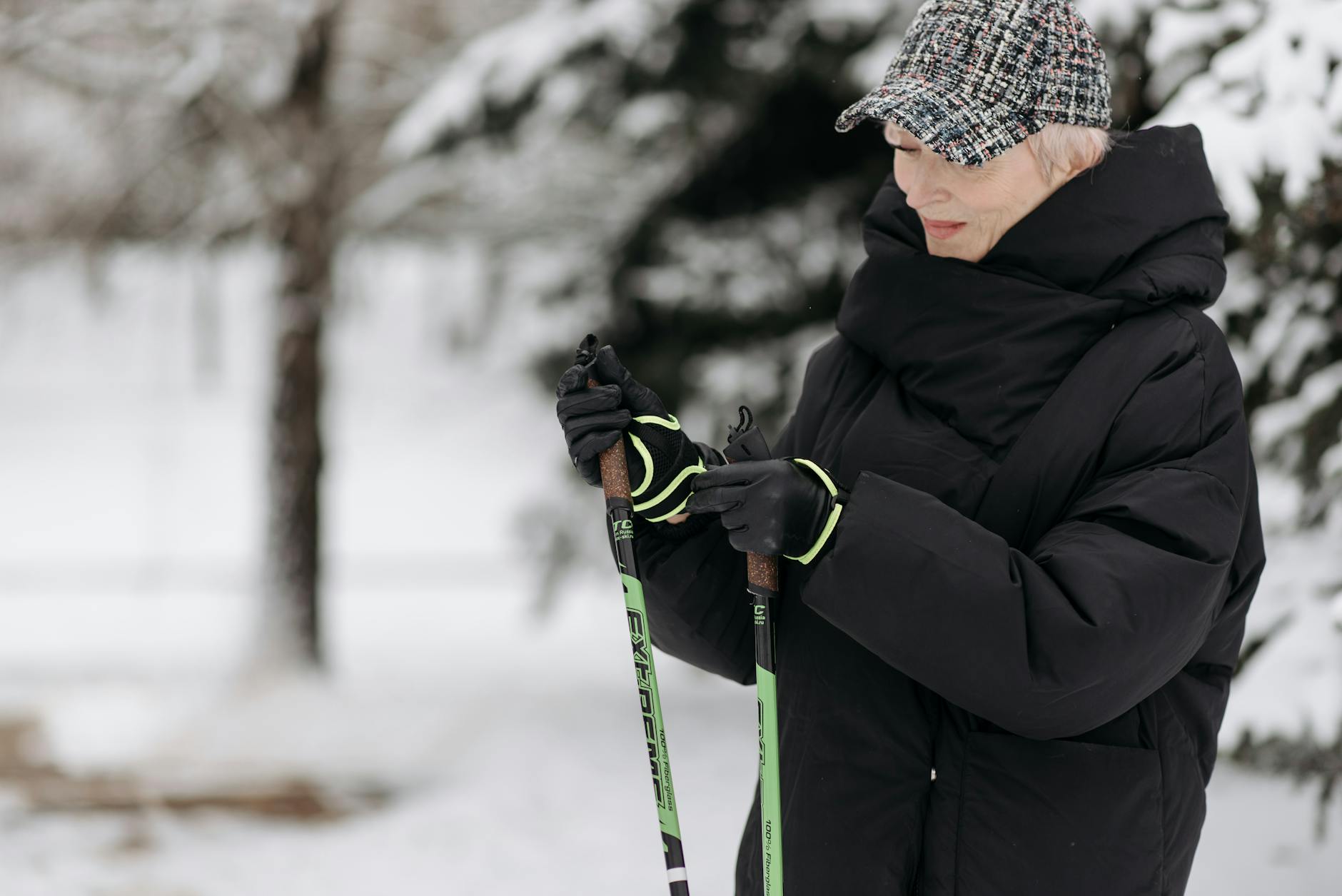 Uczestnicy nordic walkingu w Karpaczu na górskiej trasie podczas słonecznego dnia