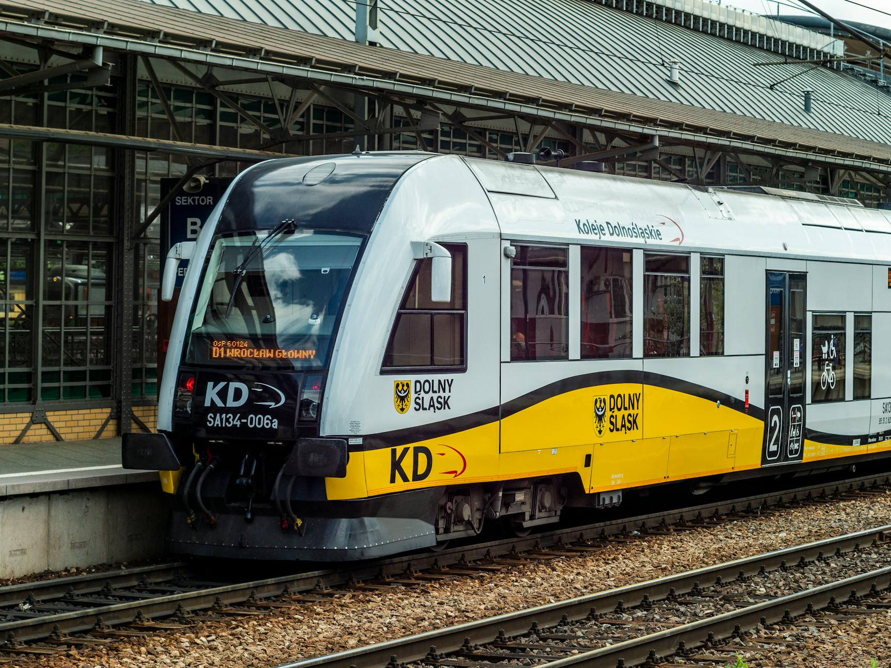 Pasażerowie wysiadający z pociągu Kolei Dolnośląskich w Karpaczu, symbol sukcesu transportu